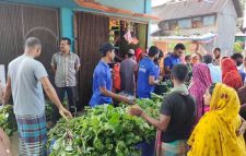 পটুয়াখালীবাসী স্বেচ্ছাসেবী সংগঠনের উদ্যোগে ক্রয় মূল্যের সবজি বিক্রয়