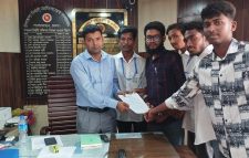 লালমোহনে নিরাপদ ক্যাম্পাসের দাবিতে সরকারি কলেজের শিক্ষার্থীদের সড়ক অবরোধ