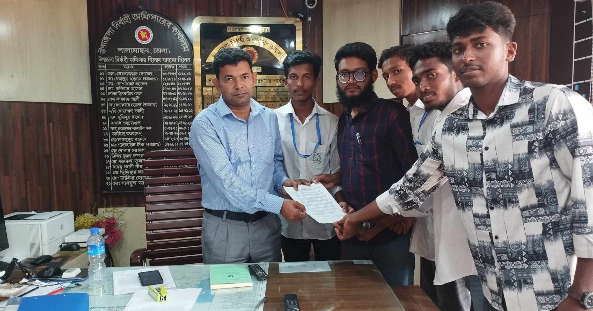 লালমোহনে নিরাপদ ক্যাম্পাসের দাবিতে সরকারি কলেজের শিক্ষার্থীদের সড়ক অবরোধ