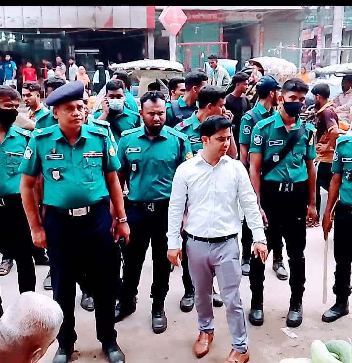 মেন রাস্তায় ফুটপাতের দোকান উচ্ছেদে কঠোর অভিযান