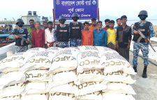 মায়ানমারের রাখাইন রাজ্যে অবৈধভাবে পাচারকালে বিপুল পরিমান ইউরিয়া সারসহ ১১ জন পাচারকারীকে আটক