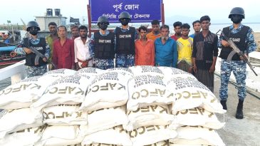 মায়ানমারের রাখাইন রাজ্যে অবৈধভাবে পাচারকালে বিপুল পরিমান ইউরিয়া সারসহ ১১ জন পাচারকারীকে আটক