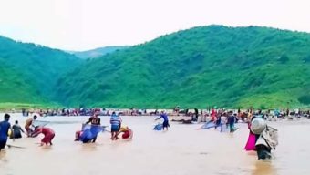 তাহিরপুর সীমান্তে পাহাড়ি ঢল, কয়লা কুড়াতে শ্রমজীবী মানুষের হিড়িক