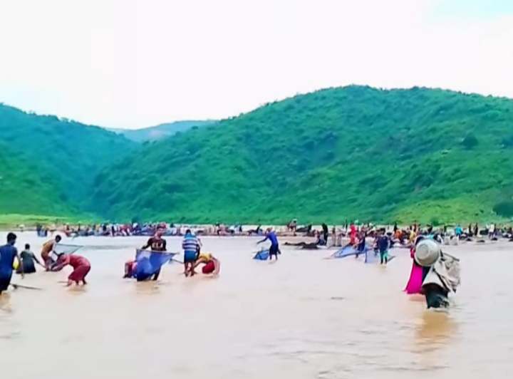 তাহিরপুর সীমান্তে পাহাড়ি ঢল, কয়লা কুড়াতে শ্রমজীবী মানুষের হিড়িক