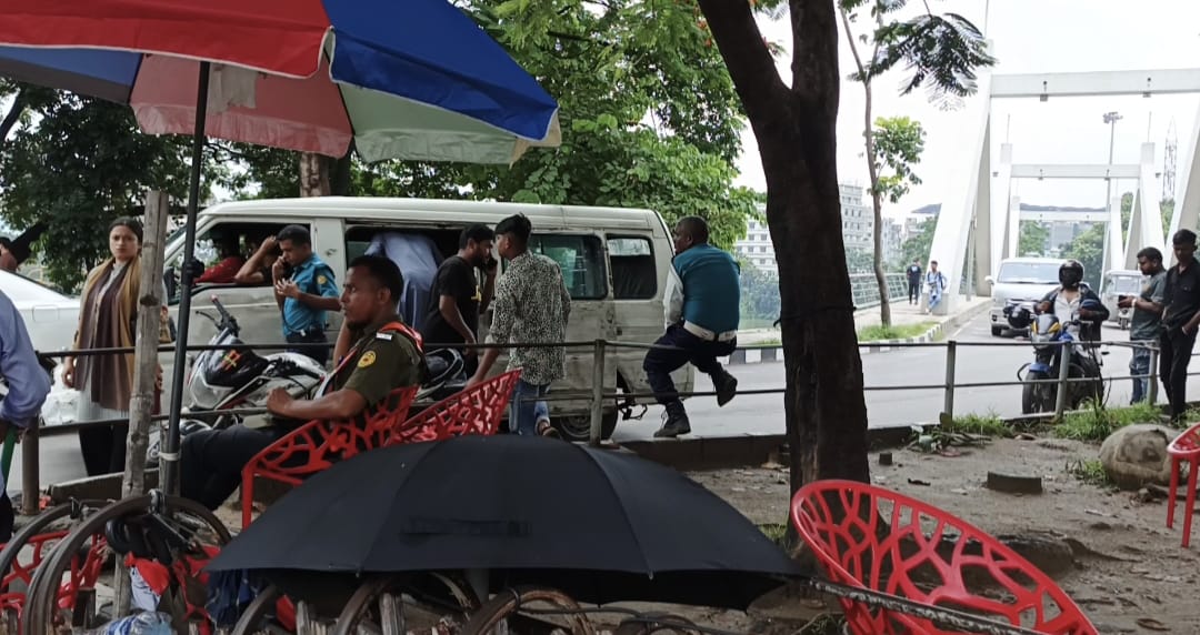 ‎হাতিরঝিলে অবৈধ দোকানপাট এবং স্ট্যান্ড বসিয়ে আনসার বাহিনীর চাঁদাবাজি   ‎