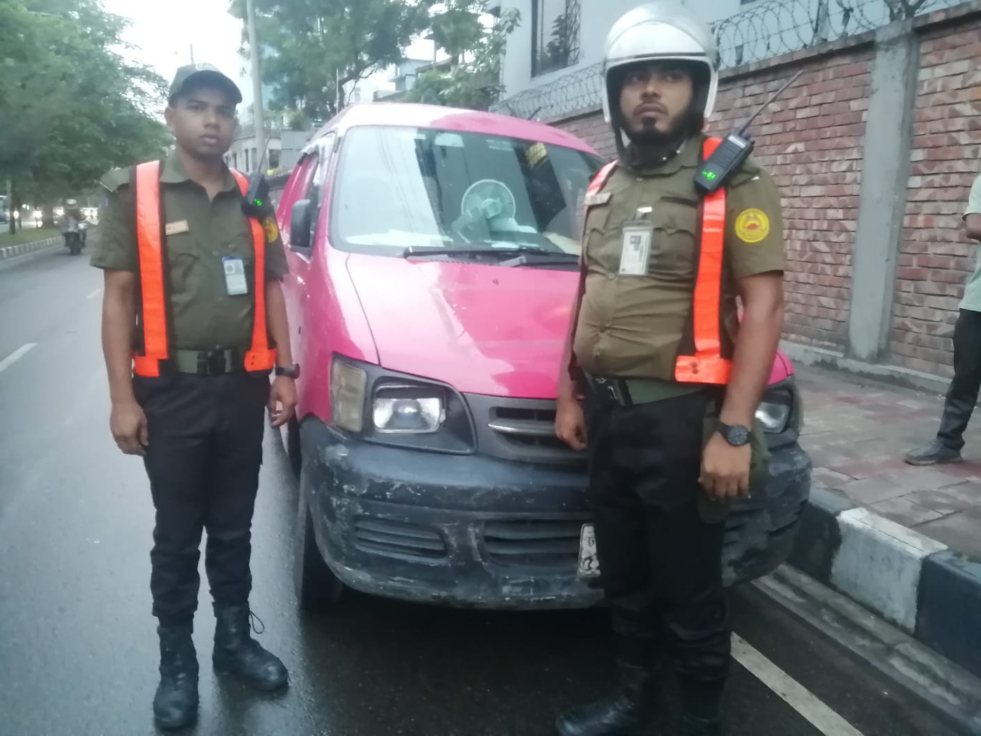 হাতিরঝিলে শৃঙ্খলা ফেরাতে আনসার ইনচার্জ শাহ আলমের নিরলস প্রচেষ্টা।