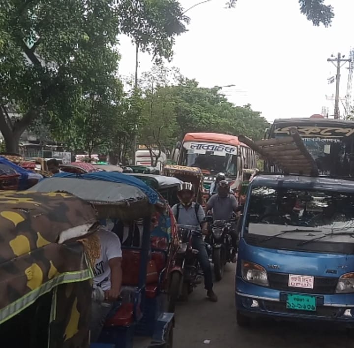 মানিকনগর বিশ্বরোডে নিত্যদিনের নরকযাত্রা: দায় এড়িয়ে যাচ্ছেন ট্রাফিক ইনচার্জ ?