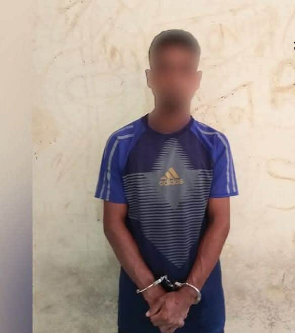 ভারতীয় ৩০ বোতল স্কাপসহ মাদক ব্যবসায়কে আটক করেছে পুলিশ।