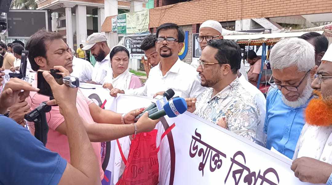 গাজীপুরে উম্মুক্ত বিশ্ব বিদ্যালয়ের ২৪ গণঅভ্যুত্থান বিরোধী দুর্নীতিগ্রস্তদের অপসারণের দাবিতে মানববন্ধন