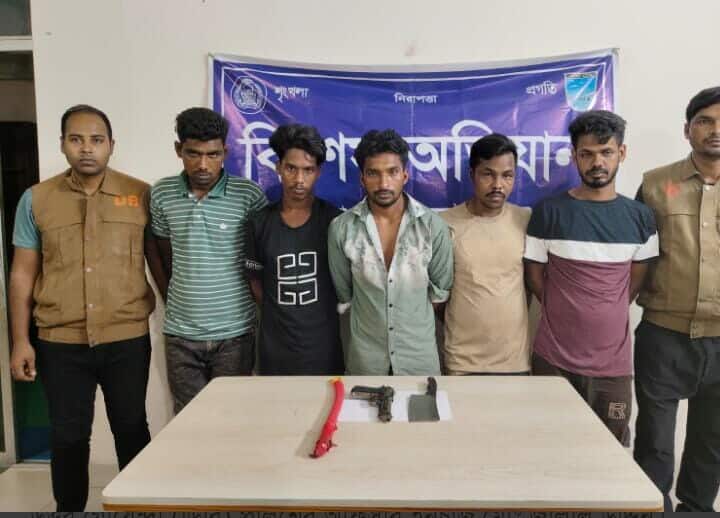 ঢাকার সাভারে ডাকাতির প্রস্তুতিকালে ডাকাত চক্রের পাঁচ সদস্য গ্রেপ্তার।