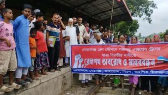 দিনাজপুরের সেতাবগঞ্জ ষ্টেশনে পঞ্চগড় এক্সপ্রেস যাত্রা বিরতির দাবীতে অবরোধ।