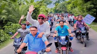 পাইকগাছা-কয়রায় নদী ভাঙন রোধ ও উন্নয়ন দাবিতে লংমার্চ অনুষ্ঠিত