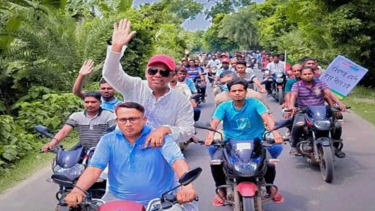 পাইকগাছা-কয়রায় নদী ভাঙন রোধ ও উন্নয়ন দাবিতে লংমার্চ অনুষ্ঠিত