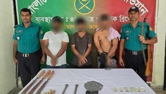 রাজধানী পুরান ঢাকায় যৌথ বাহিনীর এক অভিযানে অস্ত্রসহ ৪ – জনকে গ্রেফতার করেন।