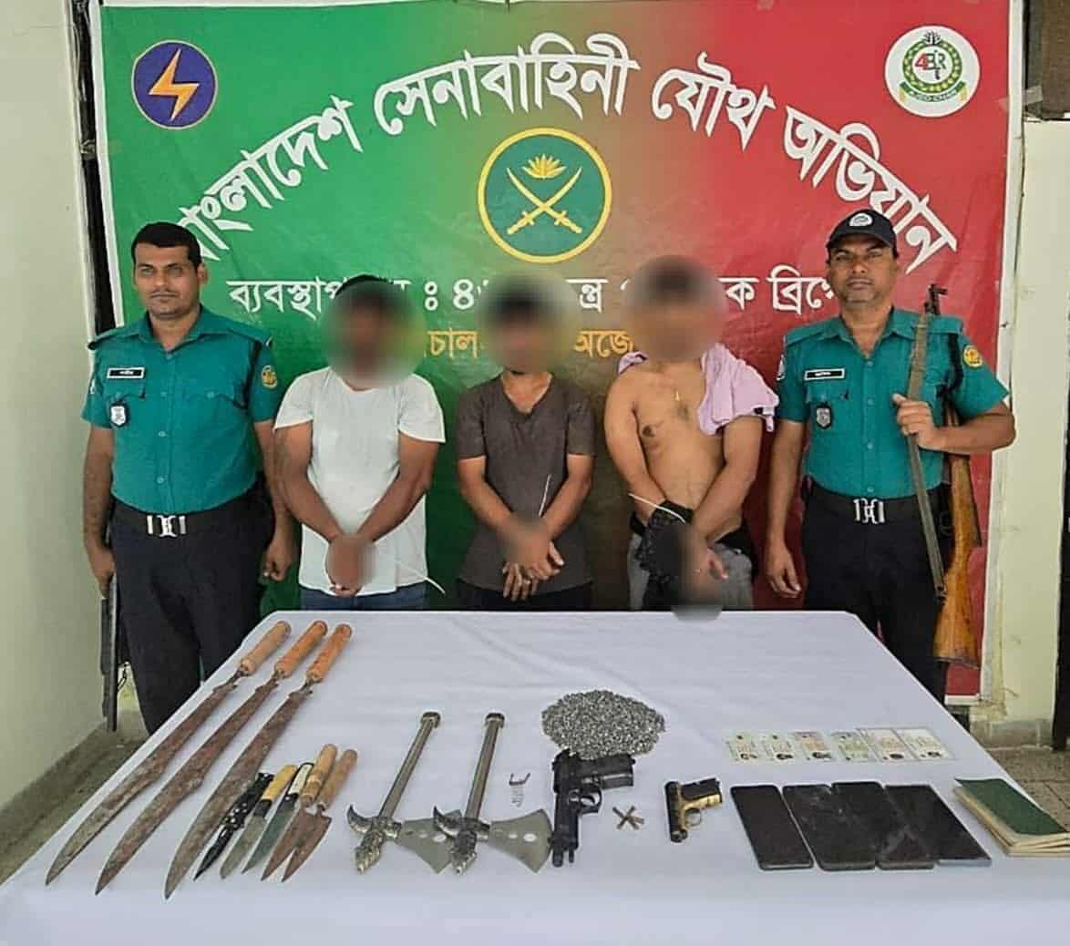 রাজধানী পুরান ঢাকায় যৌথ বাহিনীর এক অভিযানে অস্ত্রসহ ৪ – জনকে গ্রেফতার করেন।