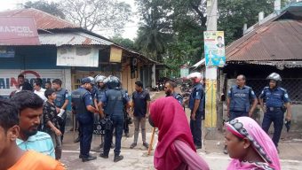 গাইবান্ধা জেলার সাদুল্যাপুরে বিএনপির দুই গ্রুপের সংঘর্ষ, দলীয় কার্যালয় ভাঙচুর।