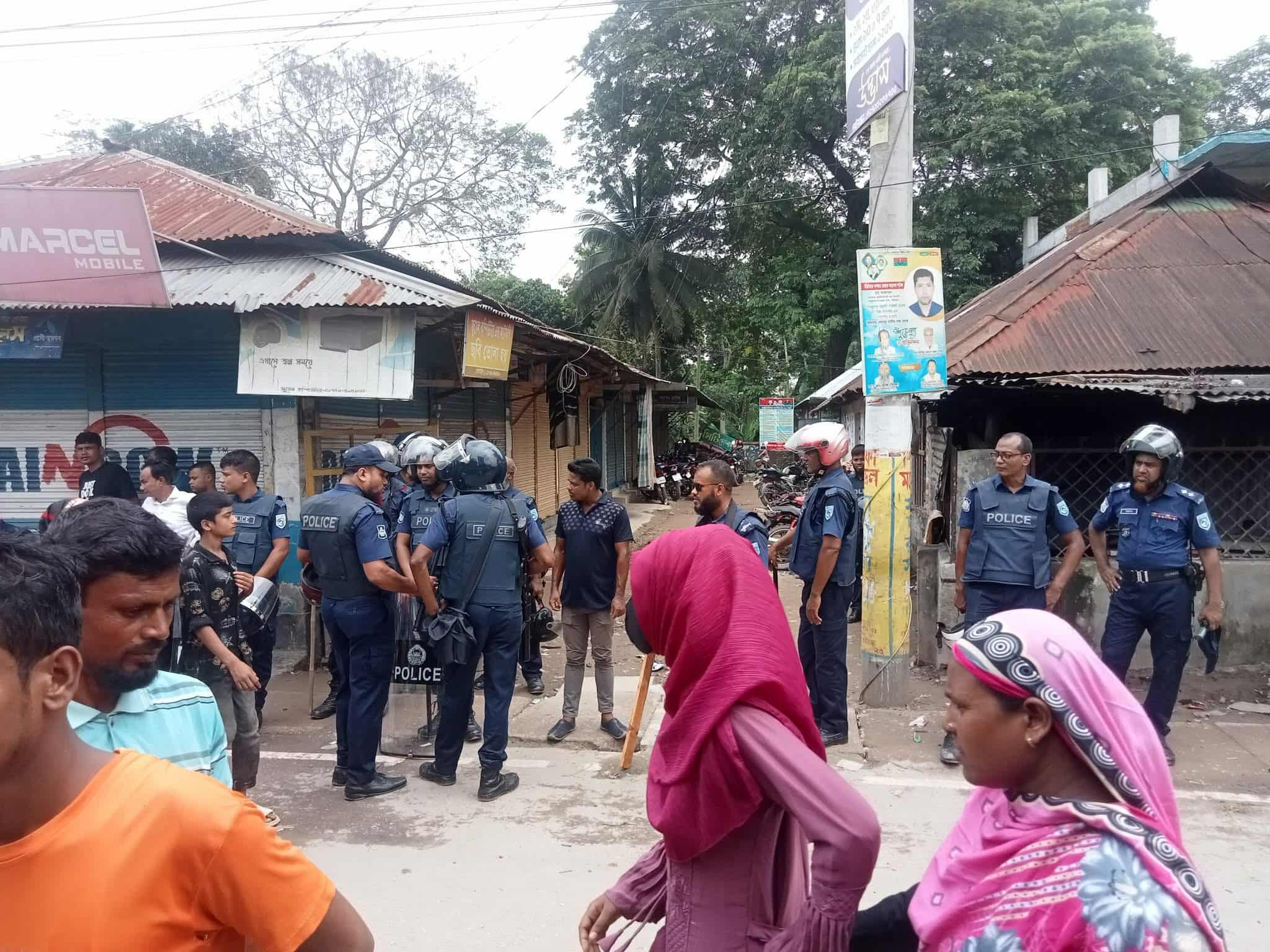 গাইবান্ধা জেলার সাদুল্যাপুরে বিএনপির দুই গ্রুপের সংঘর্ষ, দলীয় কার্যালয় ভাঙচুর।