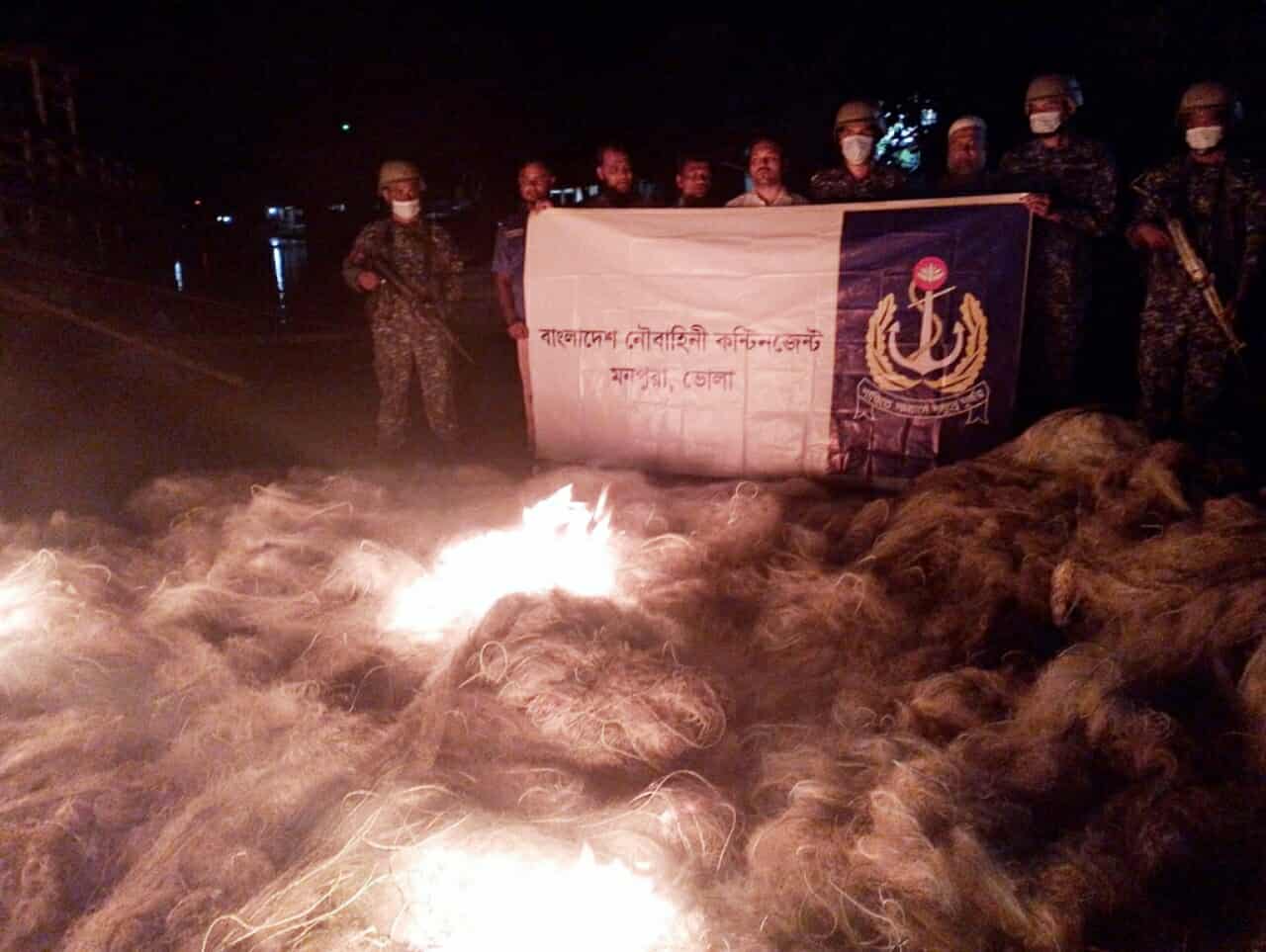 মনপুরায় নৌবাহিনীর যৌথ অভিযানে অবৈধ কারেন্ট জাল জব্দ