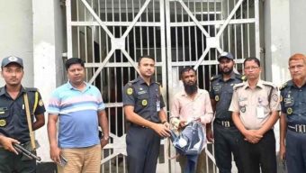 কারাগারে বন্ধুকে দেখতে গিয়া গাঁজা দি‌তে গি‌য়ে নিজেয় কারাগারে।