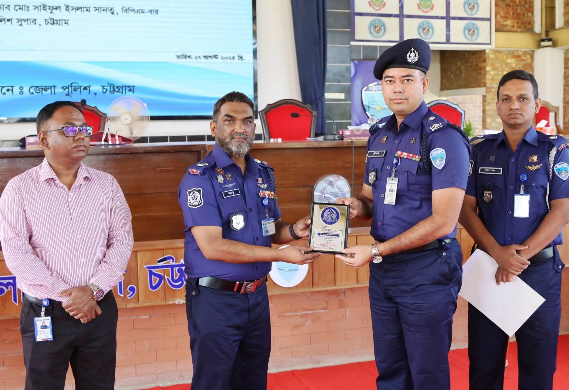 রাঙ্গুনিয়ার আইন শৃঙ্খলার রক্ষায় বিশেষ অবদান রাখায় ওসি শিফাতকে সন্মানা