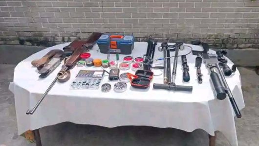 বোচাগঞ্জে সেনাবাহিনীর অ*ভি*যানে: এয়ারগা*নসহ সরঞ্জাম উদ্ধার