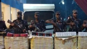সীমান্তে ভারতীয় মোবাইল ডিভাইস ও একটি মিনি ভ্যান আটক করেছে কুমিল্লা বিজিবি।
