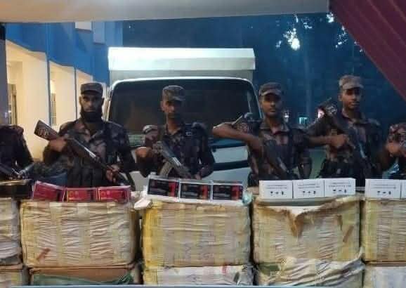 সীমান্তে ভারতীয় মোবাইল ডিভাইস ও একটি মিনি ভ্যান আটক করেছে কুমিল্লা বিজিবি।