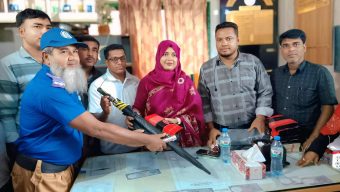 পাইকগাছার লস্করে গ্রাম পুলিশদের মাঝে প্রয়োজনীয় বিভিন্ন সামগ্রী প্রদান