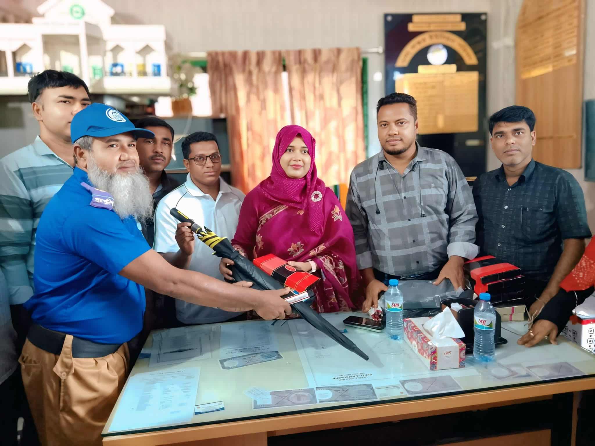 পাইকগাছার লস্করে গ্রাম পুলিশদের মাঝে প্রয়োজনীয় বিভিন্ন সামগ্রী প্রদান