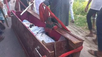 ১৪ দিনেও নুরা পাগলার লাশ পচন ধরেনি.কবর থেকে তুলে রাস্তায় পুড়িয়ে দেওয়া হলো.