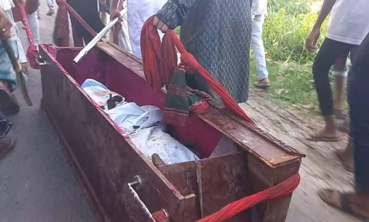 ১৪ দিনেও নুরা পাগলার লাশ পচন ধরেনি.কবর থেকে তুলে রাস্তায় পুড়িয়ে দেওয়া হলো.