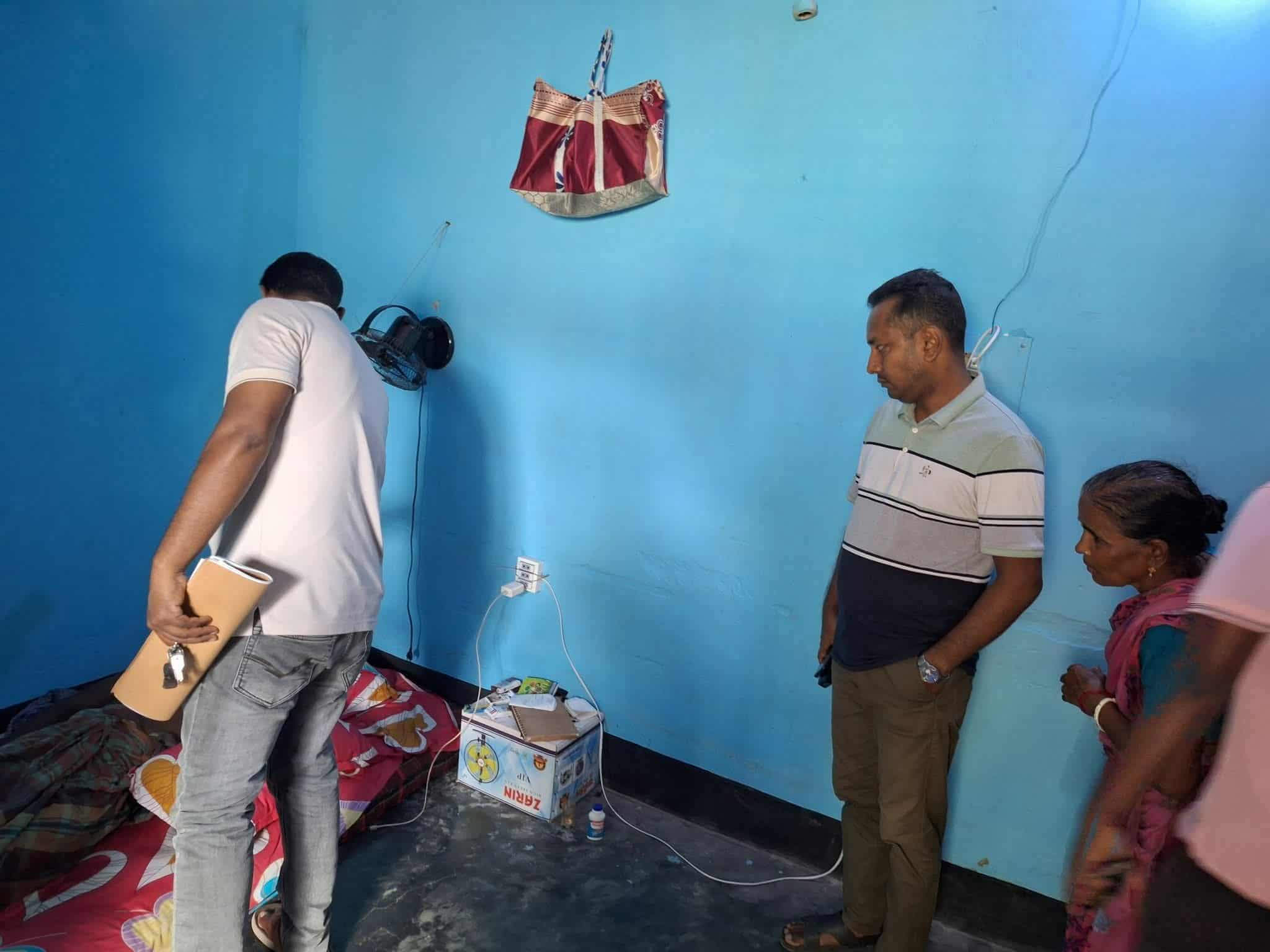 গোবিন্দগঞ্জে ঘরের দরজা খুলে পাওয়া গেল প্রাণ কোম্পানীর সেলসম্যানের নিথর মরদেহ।