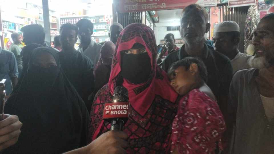 মনপুরা প্রেসক্লাবের সামনে মহিলাদের মানববন্ধন অনুষ্ঠিত