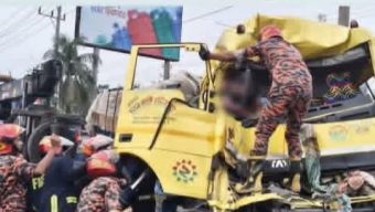 দুইটি ট্রাকের সংঘর্ষে চালক নিহত হেলপার আহত হয়েছে।