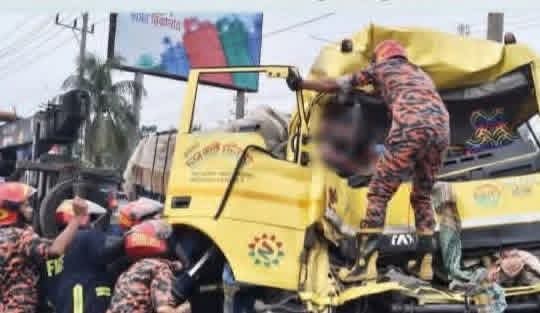 দুইটি ট্রাকের সংঘর্ষে চালক নিহত হেলপার আহত হয়েছে।