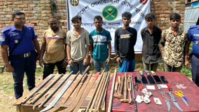 ঢাকা আশুলিয়া কিশোর গ্যাং লিডার সহ ৬ জনকে আটক করেছে যৌথ বাহিনী