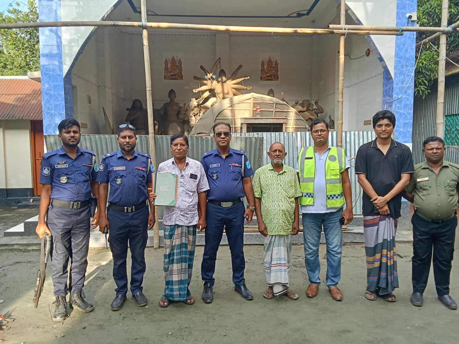 বিভিন্ন পুজা মন্ডপ পরিদর্শন করেছেন কালীগঞ্জ থানার অফিসার ইনচার্জ মো. আলাউদ্দিন