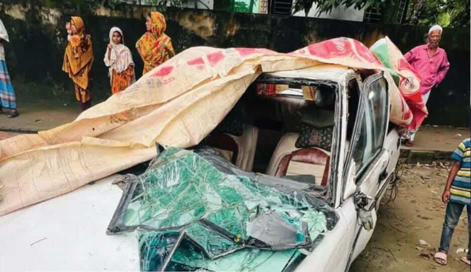 প্রশিক্ষণের প্রাইভেটকার নিয়ন্ত্রণ হারিয়ে পুকুরে এতে একজনের মৃত্যু।