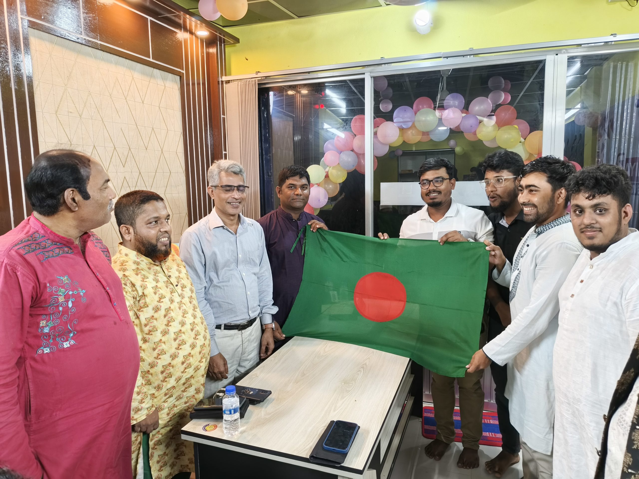 Ukhiya24 প্রতিনিধির সাথে হাসি মুখ ফাউন্ডেশনের শুভেচ্ছো বিনিময়।