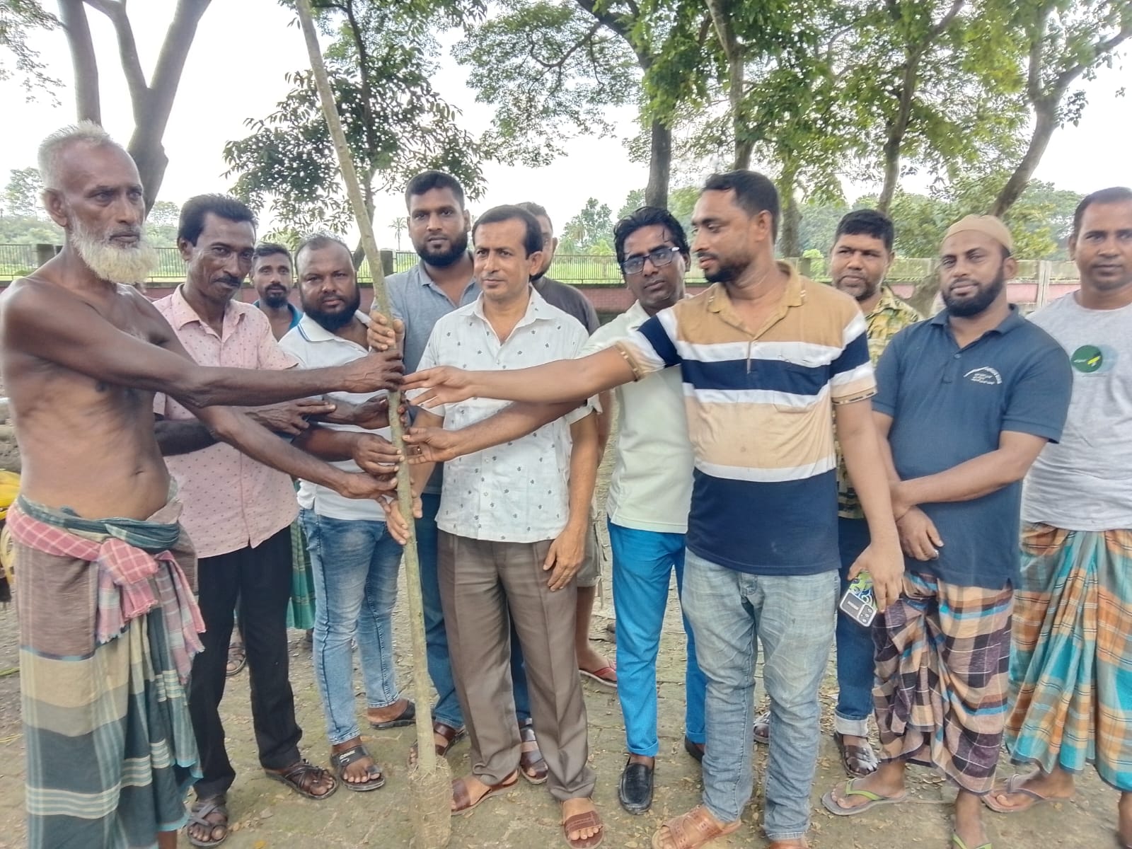 মানবসেবা সংঘ এর উদ্যোগে মণিরামপুরে ১০০ পিচ ফলজ গাছের চারা বিতরণ।