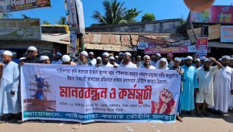 পাইকগাছায় কৃষি কলেজে ভাস্কর্য অপসারণের দাবিতে মানববন্ধন ৭২ ঘন্টার মধ্যে অপসারণের দাবি