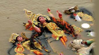 হিলিতে প্রতিমা বিসর্জনের মধ্য দিয়ে শেষ হলো শারদীয় দুর্গোৎসব।