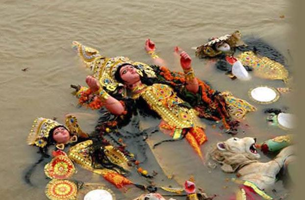 হিলিতে প্রতিমা বিসর্জনের মধ্য দিয়ে শেষ হলো শারদীয় দুর্গোৎসব।