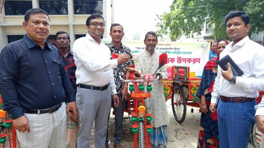 ভিক্ষুক পূনর্বাসনের লক্ষ্যে অটোভ্যান ও মুদি দোকানের উপকরণ বিতরণ