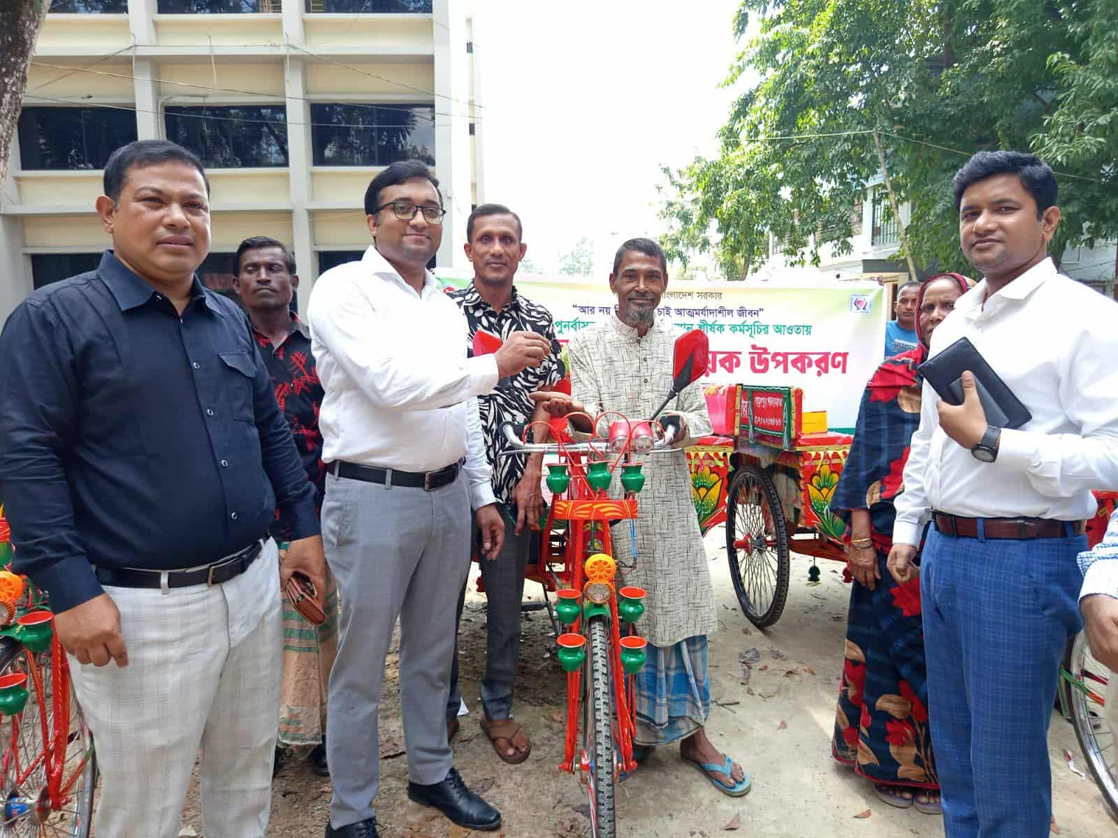 ভিক্ষুক পূনর্বাসনের লক্ষ্যে অটোভ্যান ও মুদি দোকানের উপকরণ বিতরণ