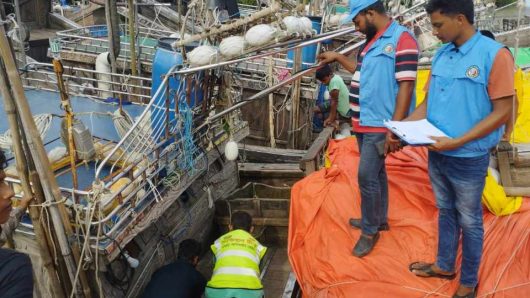 মনপুরায় ফিশিং বোটে বরফ সংরক্ষণ করায় জেলা মৎস্য দপ্তরের অভিযান পরিচালিত