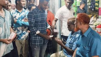 পলাশবাড়ী সরকারি ডিগ্রি কলেজ ছাত্রদলের সাধারণ সম্পাদকের নেতৃত্বে ধানের শীষ প্রতীকের লিফলেট বিতরণ।