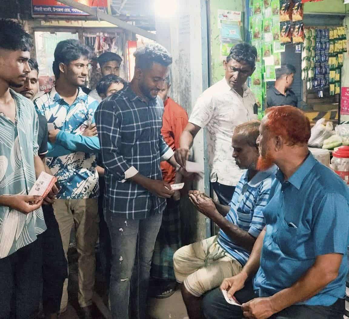 পলাশবাড়ী সরকারি ডিগ্রি কলেজ ছাত্রদলের সাধারণ সম্পাদকের নেতৃত্বে ধানের শীষ প্রতীকের লিফলেট বিতরণ।