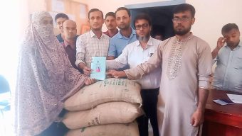 ভিজিডি কার্ডধারীদের সুষ্ঠুভাবে চাল বিতরণ।