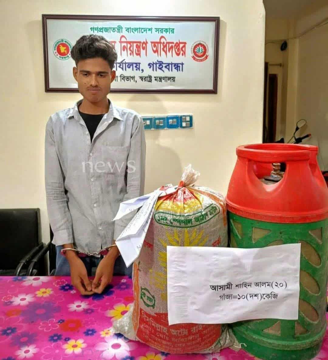 বাসের গ্যাস সিলিন্ডারের মধ্যে থেকে ১০ কেজি গাঁজা উদ্ধার, আটক ১ জন।